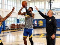 NBA球队训练场新闻图片，球员正在进行投篮训练，教练在一旁指导